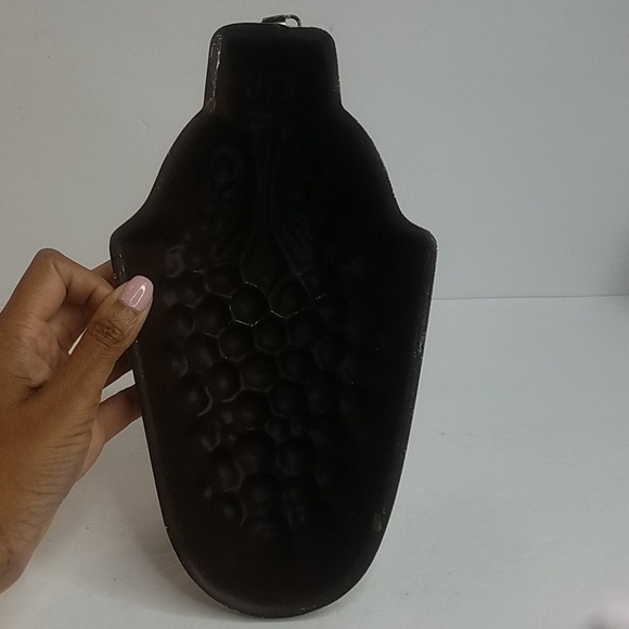 Vintage Grapes Cake Pan mold Wall Hanging 4 Cups - Picture 2 of 2